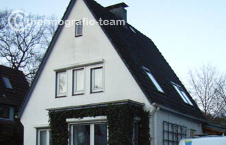 Haus mit Efeu überwachsen Erker eines Hauses